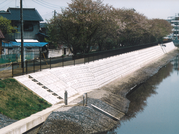 都市河川改修工事（護岸工）